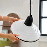 Suspension moderne en métal avec câble noir à ressorts – Image 8