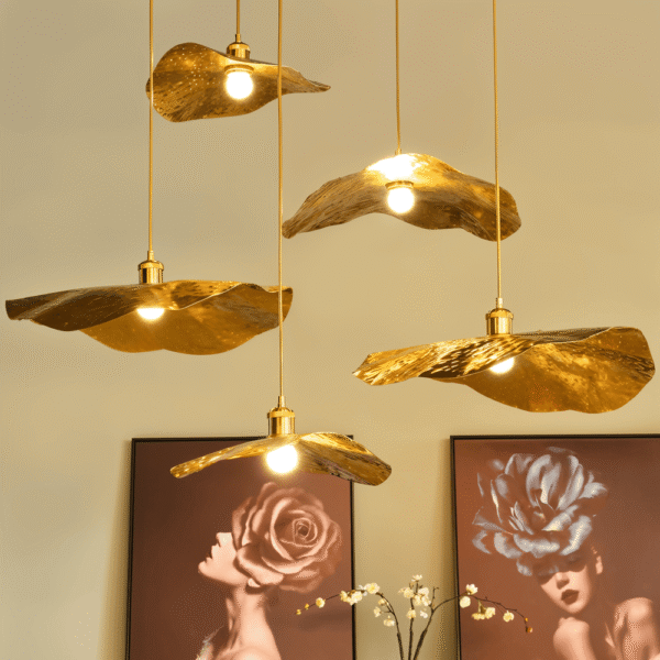 Suspension luxueuse avec feuilles de lotus dorées