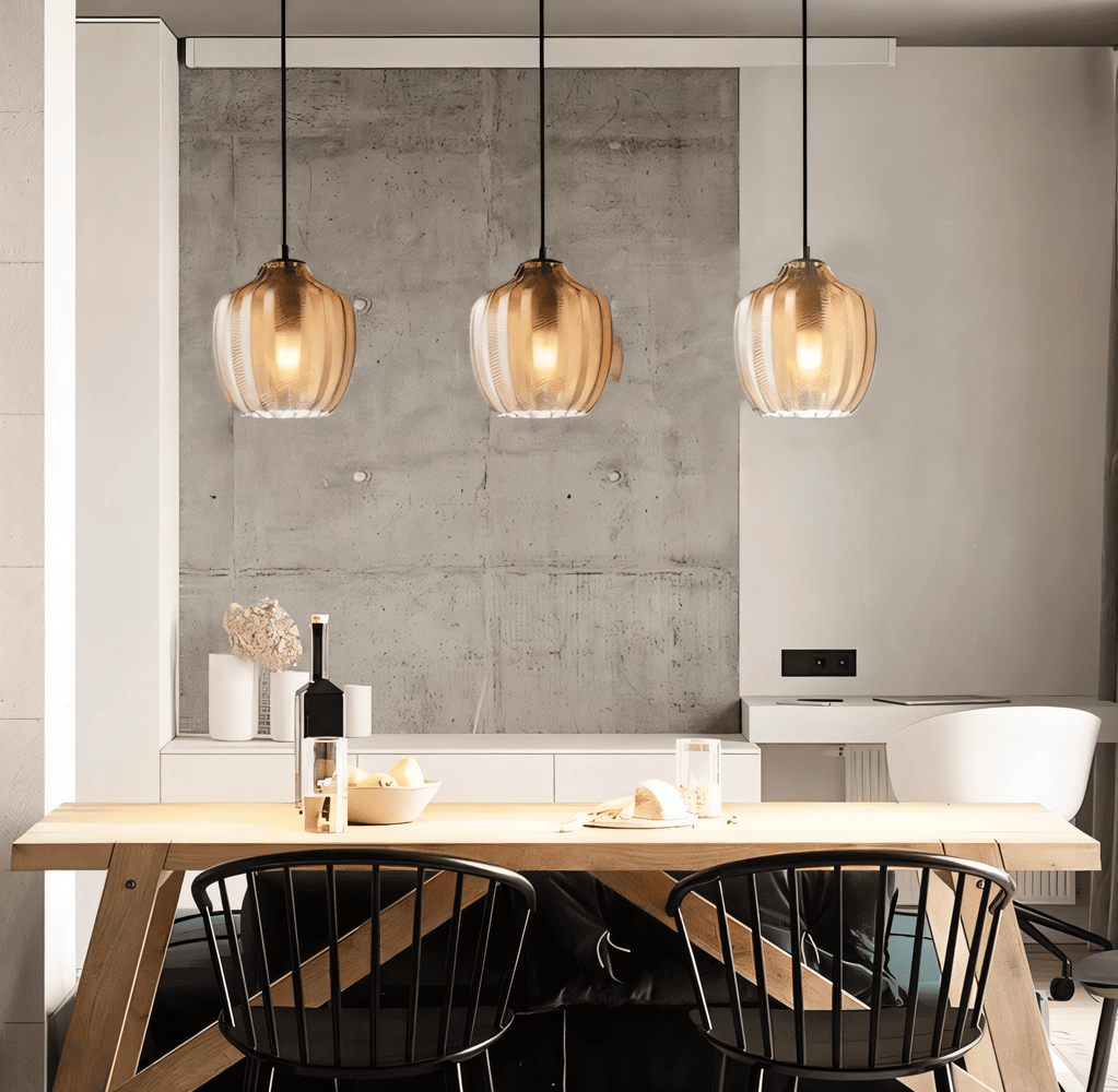 OpulentZigLume_7dbe377c-de88-474d-8058-3a904d20a648 Suspension en verre rayé noir et brun vintage – Image 1